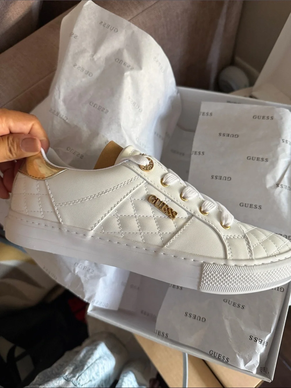 NIB Guess white Low LL Loven sneakers
